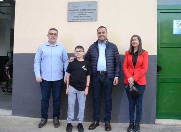 El alcalde Pedro Rodriguez junto a la concejala Sinbisse Sosa el director de la banda Aristides Sosa y el pequeno Jesus Garcia Almeida tras el descubrimiento de la placa