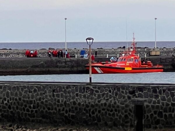 La Salvamar Al Nair intercepta una embarcación con 74 inmigrantes en aguas de Lanzarote
