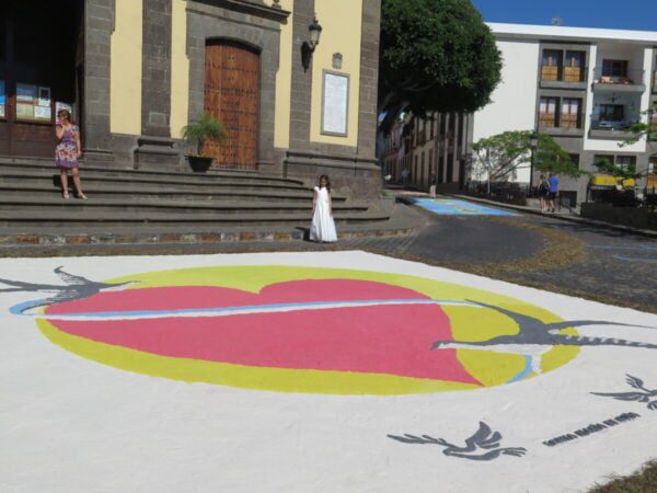 Imagen de las ultimas alfombras del Corpus en el entorno de la Iglesia de Santa Maria de Guia