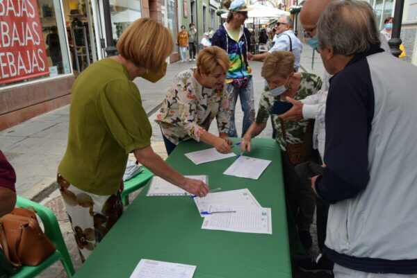 Las concejalas Dolores Delgado y Ana Teresa Mendoza durante la recogida de firmas