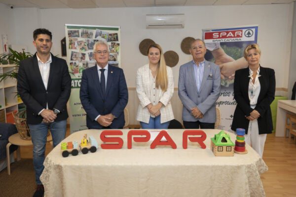 Representantes de SPAR y la Asociacion tras la firma del convenio