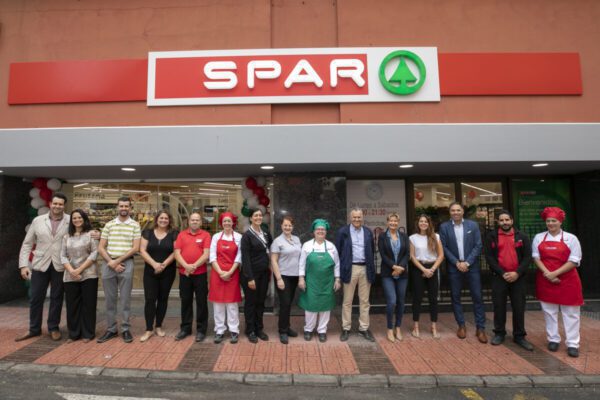 El equipo de SPAR Los Picachos tras la reapertura