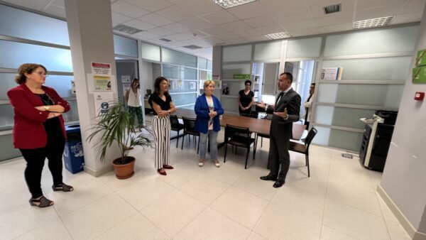 Teodoro Sosa y Ana Teresa Mendoza durante la visita del alcalde a las nuevas oficinas