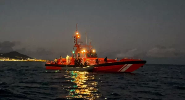 Salvamento Marítimo ha salido a buscar un cayuco en aguas de El Hierro con 127 inmigrantes