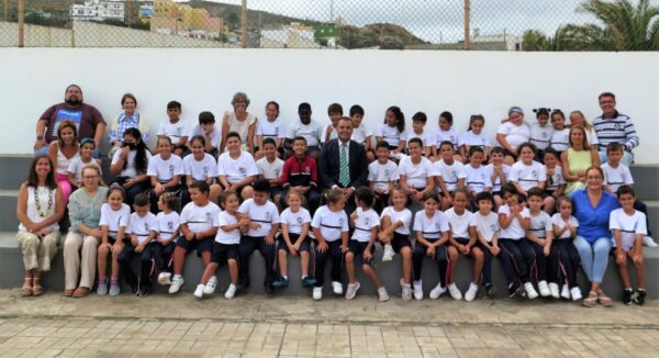 Foto de familia tras el acto de inauguracion del nuevo curso escolar