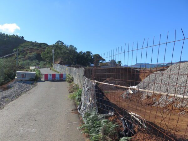 Carretera de Bascamao donde se ha producido el desmoronamiento y a la derecha de la imagen las obras de construccion de la mareta.