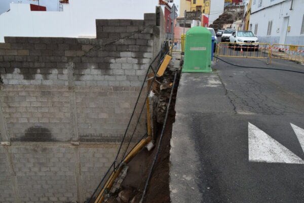 Desprendimiento en la calle Jimenez Diaz en Sardina