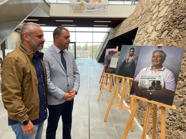 El alcalde Pedro Rodriguez junto al primer teniente de alcalde Alfredo Goncalves en la exposicion inaugurada en el Mercado de Guia