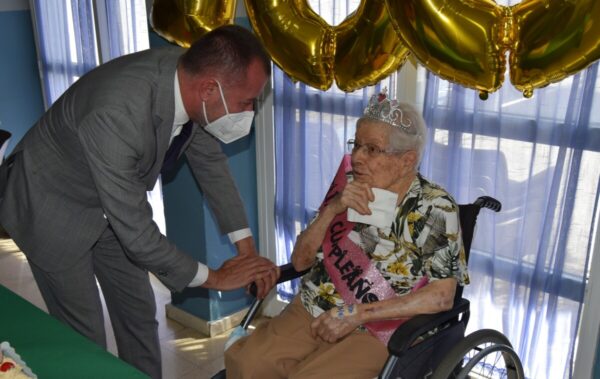 Faustina Arencibia recibio la visita del alcalde en su cien cumpleanos