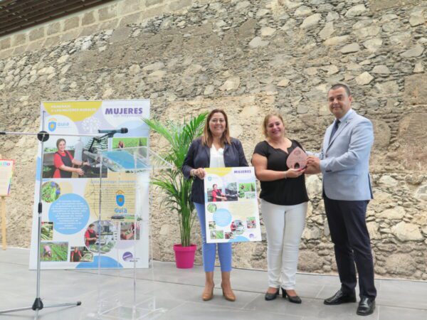 Lidia Santiago en el centro de la imagen junto al alcalde Pedro Rodriguez y la concejala de Sector Primario Teresa Bolanos