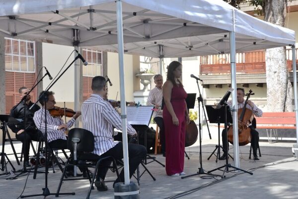 Un momento del concierto del Quinteto Resonancia y la soprano Maite Robaina este domingo en la Plaza Grande de Guia