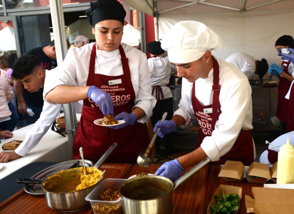 Alumnado del IES Santa Maria de Guia cocinando en la jornada gastronomica celebrada en el Mercado de Guia 1