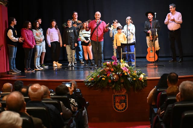 El Teatro Hespérides se llenó de versos y rimas improvisadas durante el VIII Encuentro de Verseadores Ciudad de Guía