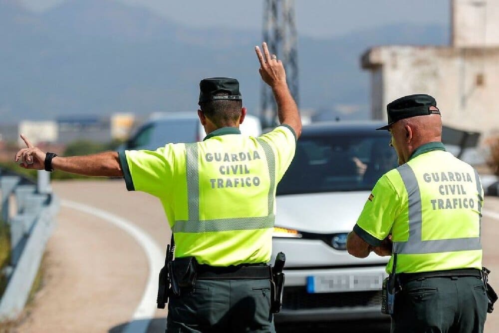 La Guardia Civil detiene a los ocupantes de una motocicleta al carecer el conductor del permiso de conducir y poseer el acompañante casi 100 gramos de cocaína
