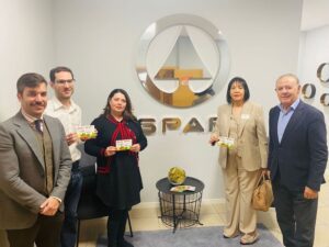 Los representantes de SPAR Gran Canaria y de Rotary durante la entrega de los vales 1