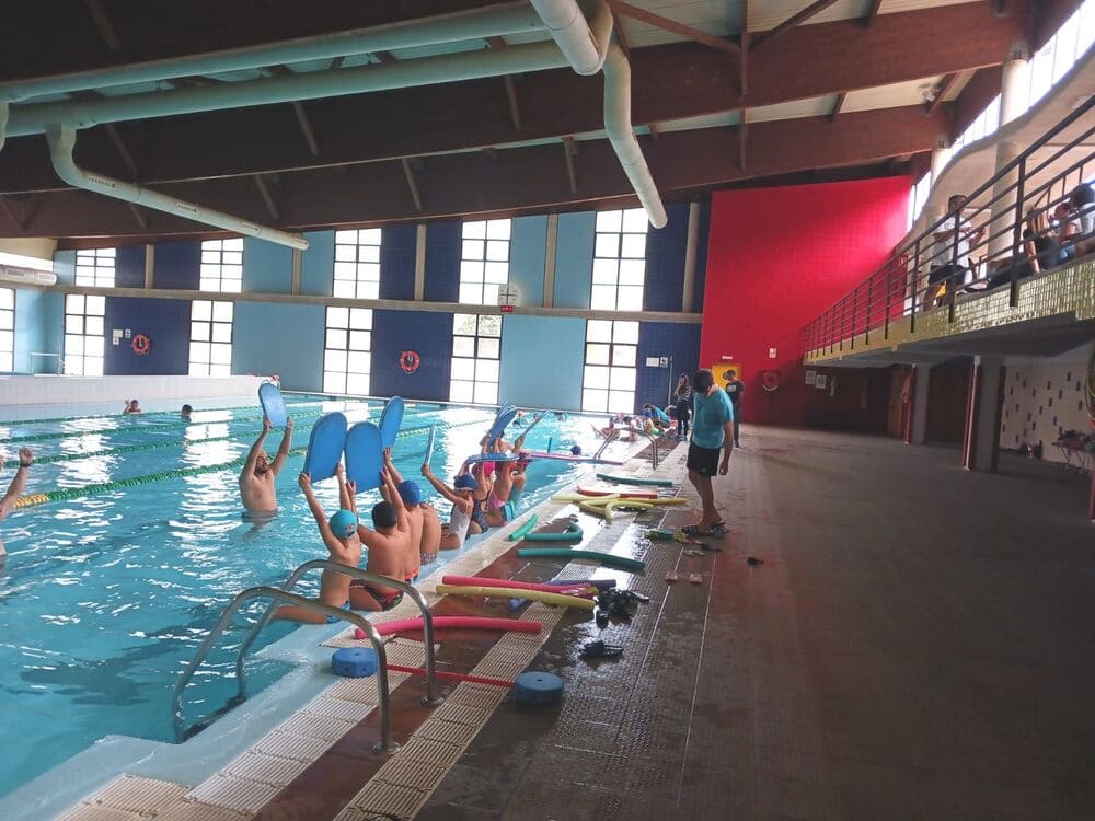 Alumnos del CEIP Los Quintana en la piscina municipal 1