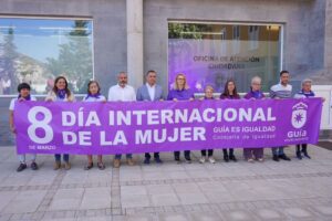 El alcalde Pedro Rodriguez junto a la concejala Davinia Garcia miembros del gobierno municpal y del colectivo Juntos por la Igualdad 1