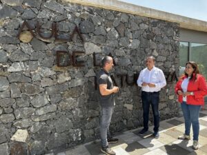 El alcalde Pedro Rodriguez junto a la concejala de Sector Primario Teresa Bolanos y el biologo Nestor Lopez durante la visita al Aula de la Naturaleza de Verdejo 1