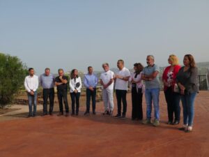 El alcalde Pedro Rodriguez junto a la consejera Conchi Monzon los concejales del gobierno municipal y el presidente de la asociacion La Piconera durante la inauguracion del Mirador de La Atalayita 1