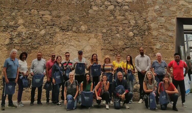 Foto de familia a la entrada del Mercado de Guia de los empresarios de Cabo Verde y Madeira junto a la concejala Teresa Bolanos durante la visita realizada este fin de semana 2