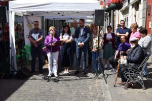 Lectura del manifiesto del 8 M por parte de Ana Teresa Mendoza en la calle Capitan Quesada 1