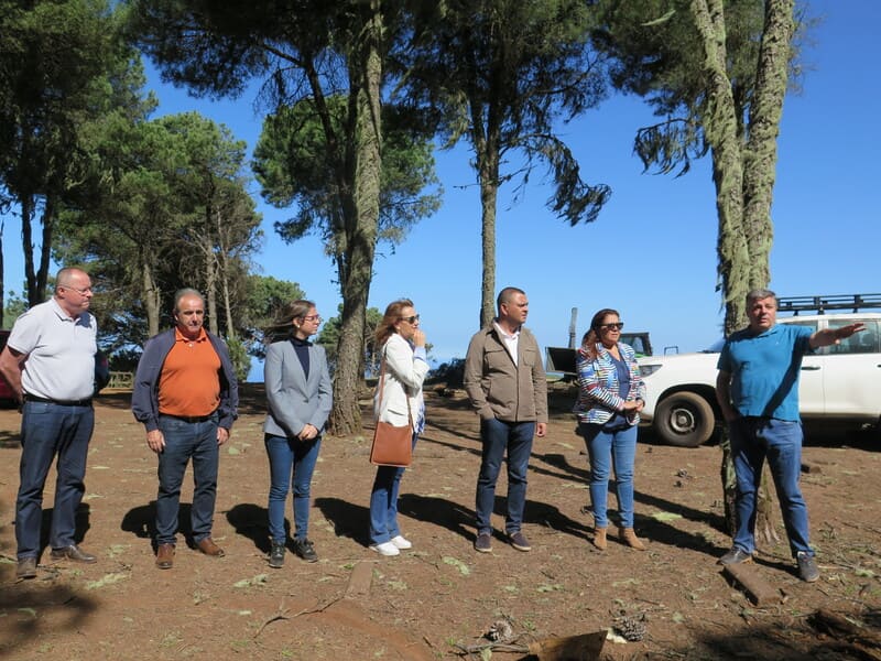 Los representantes politicos atendiendo las explicaciones del tecnico de Medio Ambiente del Cabildo sobre los trabajos en el Area Recreativa de Monte Pavon 2 1