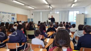 Santiago Gil durante su encuentro con los escolares del CEIP Nicolas Aguiar. 1