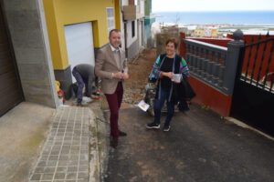 Teodoro Sosa y Encarnacion Ruiz durante su visita a la obra de la calle El Cabuco 1