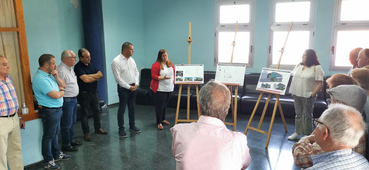 Un momento de la presentacion del proyecto de remodelacion del velatorio de Casas de Aguilar.