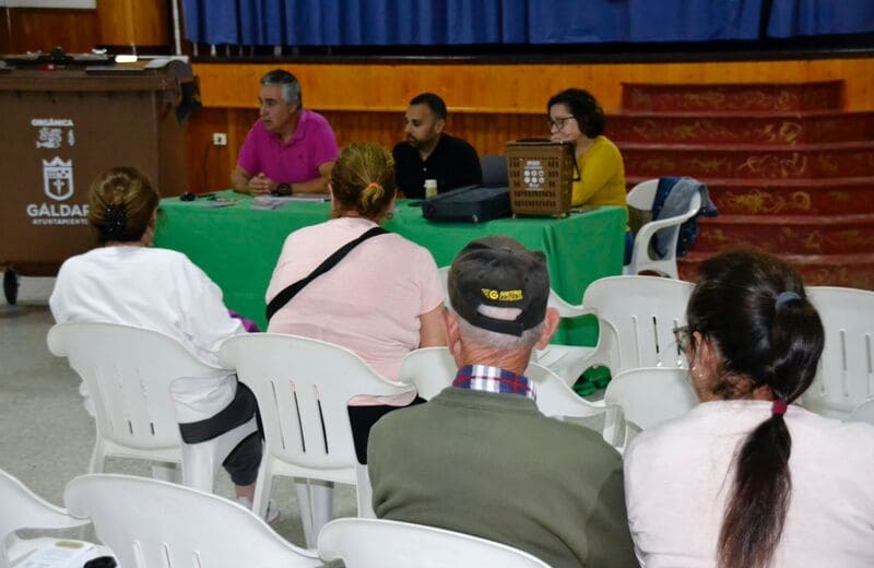 Charla informativa sobre el quinto contenedor en la AAVV Amagro de Barrial 1