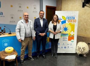 El alcalde Pedro Rodriguez junto a la concejala de Sector Primario Teresa Bolanos y Jose Castellano durante la presentacion de la fiesta el pasado 18 de abril