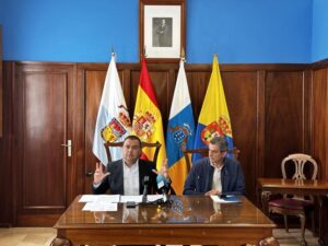 El alcalde Pedro Rodriguez junto al jefe de servicio de Canaragua Rafael del Castillo durante la rueda de prensa celebrada hoy en el salon de plenos 1