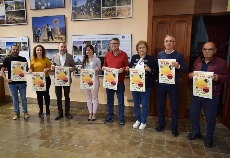 Teodoro Sosa junto a concejales del grupo de gobierno con el cartel de la Feria de Artesania y la Feria del Queso en la Sala Sabor 1