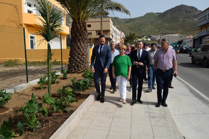 Teodoro Sosa junto a concejales del grupo de gobierno y vecinos pasean por la nueva franja peatonal 1