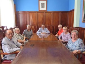 El alcalde Pedro Rodriguez y el secretario municipal accidental Javier Acosta con los herederos de la ermita de San Juan en el salon de plenos de las Casas Consistoriales