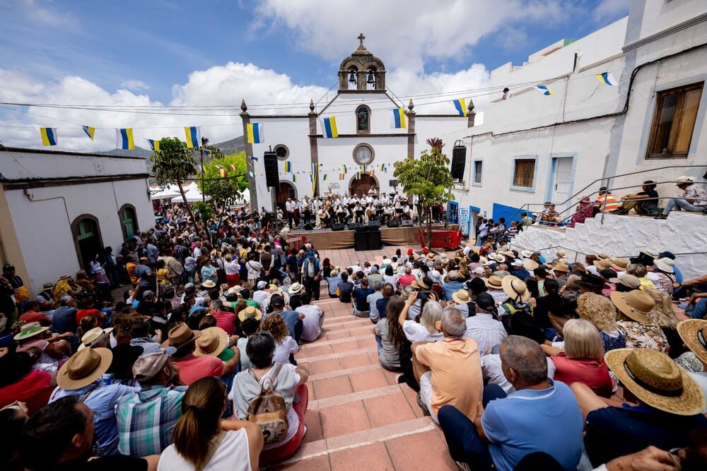 Plaza de San Jose de Caideros durante la actuacion de Los Sabandenos