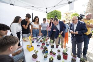 Teodoro Sosa y Antonio Morales en la Feria Ensenar para Emprender en la Plaza de Santiago