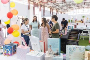 De izq a dcha Sara Mateos Betsabe Morales y Silvia Jaen visitando un expositor