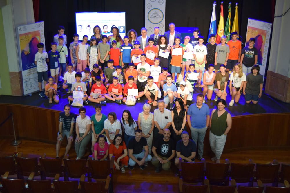 Foto de familia de estudiantes profesores y representantes de las instituciones organizadoras y colaboradoras