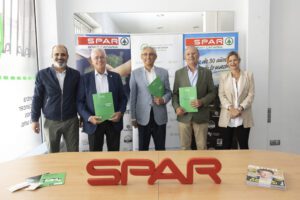 Los representantes de la Asociacion y la directiva de SPAR Gran Canaria tras la firma