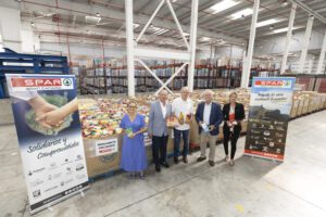 Momento de entrega de la mercancia solidaria a los representantes del Banco de Alimentos 1