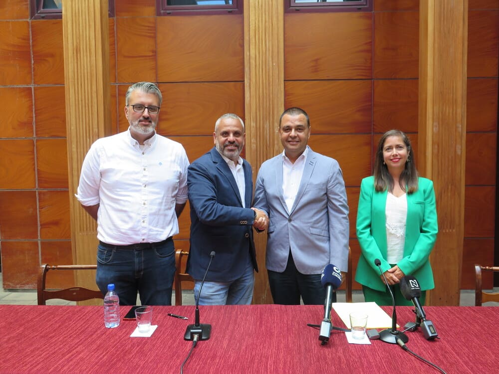 Pedro Rodriguez y Alfredo Goncalves junto a Sibisse Sosa e Isaac Bolanos tras la firma del acuerdo