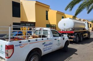 Suministro con cubas de agua en la Urbanizacion de Taya