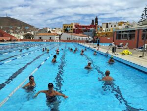 Taller de aquaerobic para personas mayores en las piscinas municipales