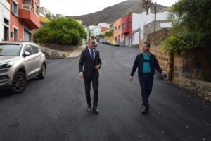 Teodoro Sosa y Heriberto Reyes caminan en la calle Tomas Baez 1