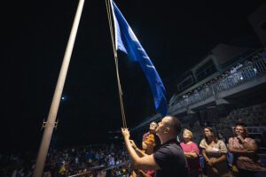 Teodoro Sosa y Nuria Vega izan la Bandera Azul en la Bahia de Sardina 1 scaled