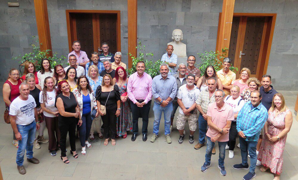 pedro rodriguez y alfredo goncalves junto a los integrantes del proyecto reactiva t 2022 clausurado hoy