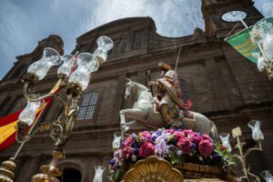 El Patron Santiago frente al Santuario durante una procesion