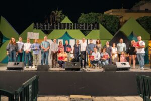 Entrega de premios con los ganadores la corporacion municipal y el elenco de catadores