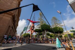 Espectaculo circense en la Plaza de Santiago